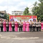 Kapolres Padangsidimpuan, AKBP Dudung Setyawan, foto bersama dengan para pejabat baru dan lama beserta istri