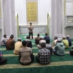 Kapolres Tapsel, AKBP Yasir Ahmadi, saat mengisi kajian seusai salat Magrib di Masjid Agung Syahrun Nur