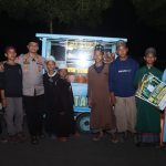Kapolres Tapsel, AKBP Yasir Ahmadi, usai memborong sate dan mentraktir anak-anak sekaligus mempromosikan UMKM di Halaman Masjid Agung Syahrun Nur