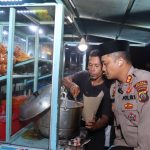 Kapolres Tapsel, AKBP Yasir Ahmadi, saat berbincang dengan pedagang sate di Halaman Masjid Agung Syahrun Nur