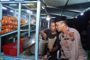 Humanisnya AKBP Yasir, Tak Berjarak dengan Tukang Sate Tapsel
