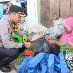 Cara Kapolres Tapsel, AKBP Yasir Ahmadi, yang begitu humanis saat membangun komunikasi dengan pedagang bak orangtua sendiri