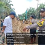 Kapolsubsektor Simangambat, Aiptu Manuel Manurung, dan anggota bersama pejabat Pemkab Paluta saat meninjau Jalan Lintas Simangambat-Simpang Brakas pasca banjir