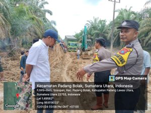 Pasca Banjir Simangambat Paluta, Kapolsubsektor Tinjau Lokasi