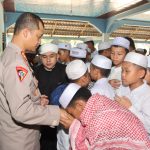 Kapolres Tapsel, AKBP Yasir Ahmadi, saat disalami sejumlah santri di Pondok Pesantren Baburrahman