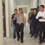 Kapolres Tapsel, AKBP Yasir Ahmadi, didampingi Kanit Tipikor, Ipda Sahat Mardian, Plh Kasi Humas, Brigadir Erlangga Gautama Nasution, dan personel lainnya saat melakukan cek kesiapan Gedung Polres Tapsel di Kecamatan Sipirok