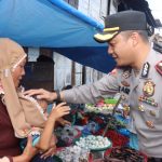 Kapolres Tapsel, AKBP Yasir Ahmadi, saat bercengkrama dan menyapa masyarakat di Pasar Tradisional