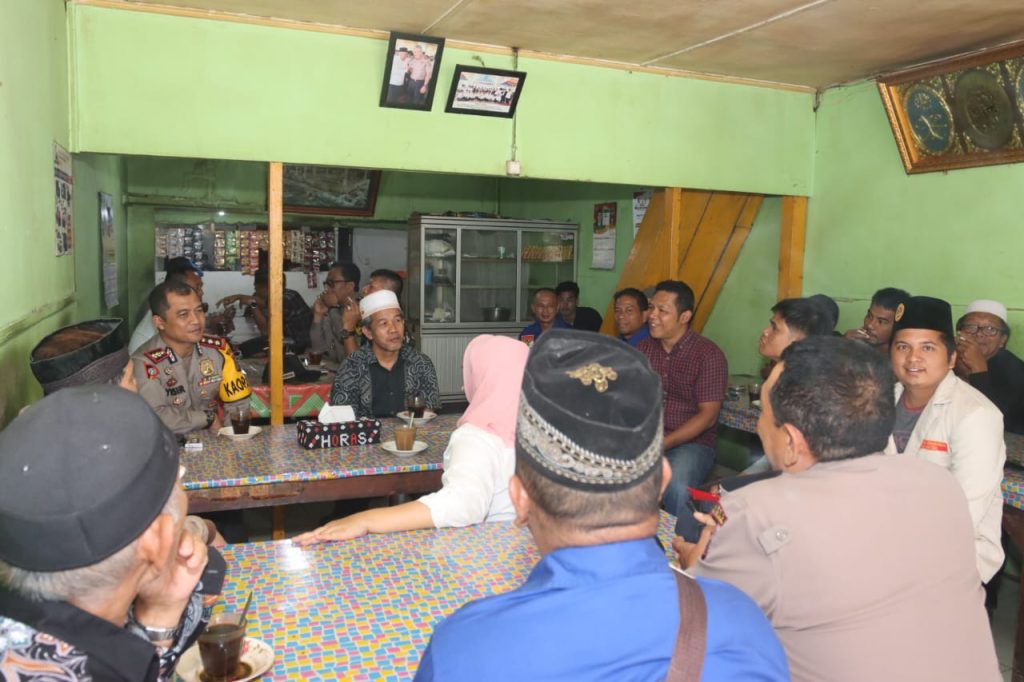 Sosok Humble AKBP Yasir, Duduk Semeja Ngopi Bareng Warga