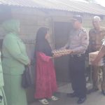 Kapolsek SD Hole, AKP Amron Simanullang, saat datang menyapa keluarga pra sejahtera sekaligus menyalurkan paket bantuan bahan pokok