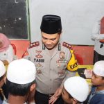 Para santri tampak berebut menyalami Kapolres Tapsel, AKBP Yasir Ahmadi, usai memberi motivasi di Yayasan Pendidikan Darul Akhiroh
