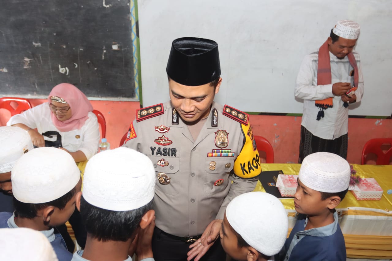 Para santri tampak berebut menyalami Kapolres Tapsel, AKBP Yasir Ahmadi, usai memberi motivasi di Yayasan Pendidikan Darul Akhiroh