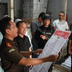 Kajari Padangsidimpuan, Dr Lambok MJ Sidabutar, mengecek surat suara di Gudang Logistik Pemilu