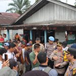 Kapolres Tapsel, AKBP Yasir Ahmadi, membaur di antara ratusan pengunjuk rasa guna memediasi jalannya Unras agar tidak anarkis dan kondusif