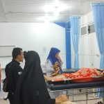 Juli H Zega, bersama Pengurus Lembaga Burangir lainnya saat menjenguk wanita penjual Kelapa Muda yang kini terbaring lemas di tempat tidur RSUD Padang Sidimpuan akibat sakit tumor rahim dan ginjal bermasalah yang menggerogotinya