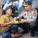 Kapolres Tapsel, AKBP Yasir Ahmadi, saat menyisihkan rezekinya untuk salah satu warga Pra Sejahtera yang tengah mengiba belas kasih di Pasar tradisional Sigalangan