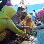 Sosok merakyat AKBP Yasir Ahmadi, Kapolres Tapsel, saat bersenda gurau bersama Emak-emak pedagang di Pasar tradisional Sigalangan