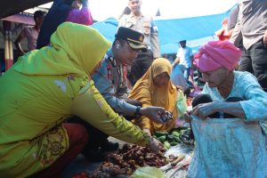 Sosok Merakyat AKBP Yasir, Senda Gurau Bersama Pedagang Pasar