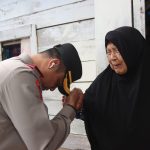 Sosok Kapolres Tapsel, AKBP Yasir Ahmadi, yang begitu humanis memperlakukan Emak-emak bak Ibu sendiri hingga mengundang derai air mata