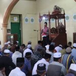 Kapolres Tapsel, AKBP Yasir Ahmadi, saat beri khutbah kepada jamaah salat Jumat di Masjid Al Istiqomah Pintu Padang, Kecamatan Batang Angkola