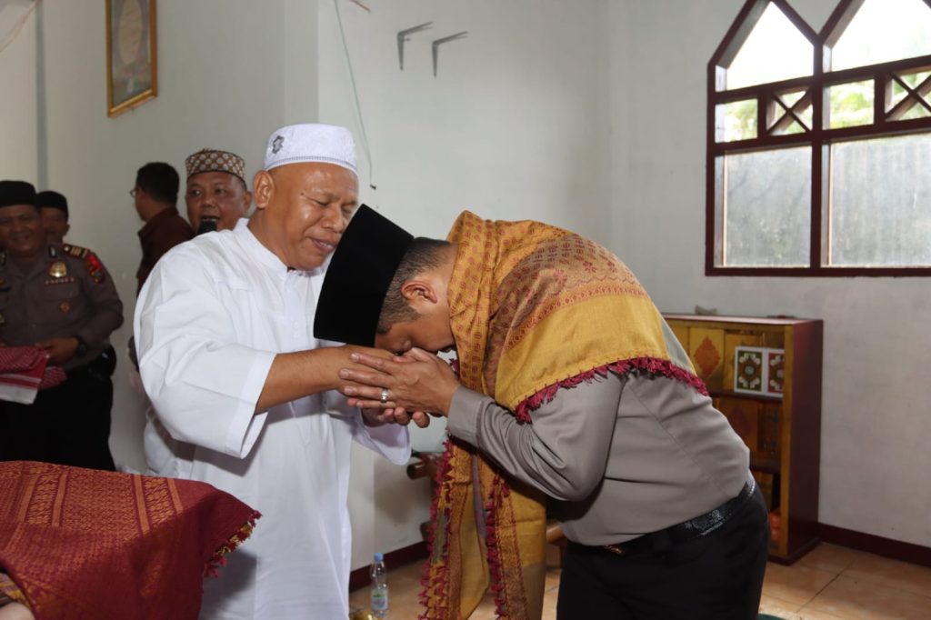 Sikap Teladan, Ketawadhuan Kapolres Tapsel ke Ulama