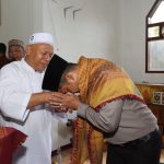 Kapolres Tapsel, AKBP Yasir Ahmadi, mencium tangan Ulama guna memohon doa restu dan barokah saat berkunjung ke Pesantren Al Azhar Bi'ibadillah