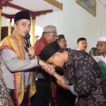 Kapolres Tapsel, AKBP Yasir Ahmadi, disalami para santri di Pesantren Al Azhar Bi'ibadillah usai berbagi pengalaman dan motivasi