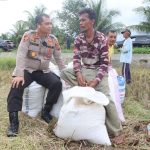 Kapolres Tapsel, AKBP Yasir Ahmadi, saat berbincang akrab dengan salah satu petani seraya memberi dorongan dan motivasi guna meningkatkan hasil pertanian