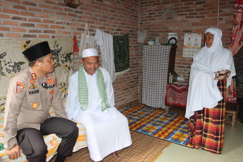 Tanda Cinta ke Orangtua, AKBP Yasir Sambangi Pondok Lansia di Tapsel