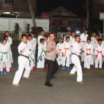Kapolres Tapsel, AKBP Yasir Ahmadi, saat melatih beladiri anak-anak Karate Pengcab Tako Tapsel