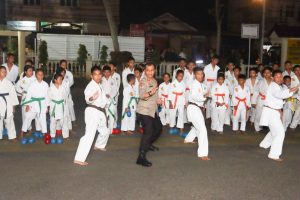 Potret Humanis AKBP Yasir, Membaur dengan Anak-anak Karate
