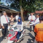 Tersangka memperagakan adegan pertama pada pra rekonstruksi saat bertemu dengan peran pengganti korban yang disaksikan Kapolsek Padang Bolak, AKP Harun, dan Kanit Reskrim, Iptu Aswin Manurung, beserta JPU dari Kejari Paluta, dan ratusan warga setempat