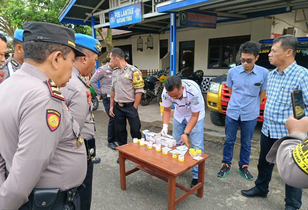 Laksanakan Titah Kapolres Tapsel, Propam Tes Urine Personel Polsek Batang Toru