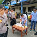 Kasi Propam Polres Tapsel, AKP R Tri Harjanto, didampingi Kapolsek Batang Toru, Iptu Recky Nelson Tarigan, saat menggelar tes urine terhadap personel