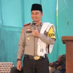 Kapolres Tapsel, AKBP Yasir Ahmadi, serasa Da'i yang sedang beri tausiyah dan motivasi bagi ratusan santri di Pesantren Al Abraar Angkola Selatan