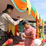 Kapolres Tapsel, AKBP Yasir Ahmadi, usai memberi motivasi, turut menyantuni santri di Pesantren Adawiyah Al Baqi Babussalam Pasir Matogu