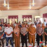 Kapolres Tapsel, AKBP Yasir Ahmadi, bersama unsur Forkopimcam Angkola Muaratais berfoto bersama usai temu ramah