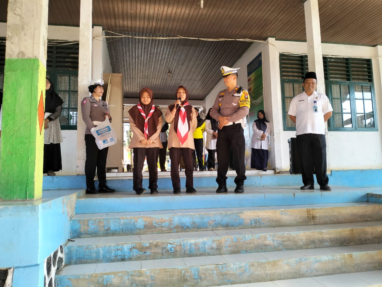 Kasat Lantas Polres Tapsel, AKP Dahniel Saragih, saat menanggapi pertanyaan dua siswi SMAN2 Angkola Barat, seputar keselamatan berlalu lintas