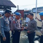 Kasi Propam Polres Tapsel, AKP R Triharjanto, bersama Kapolsek Sipirok, Iptu Penggar M Siboro, saat melakukan pemeriksaan surat data diri personel