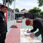 Kalapas Kelas IIB Tebing Tinggi, Anton Setiawan, menyaksikan penekenan komitmen bersama pembangunan ZI menuju WBK dan WBBM