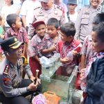 Demi senangkan hati anak-anak, Kapolres Tapsel, AKBP Yasir Ahmadi, borong ikan peliharaan untuk pelajar SD