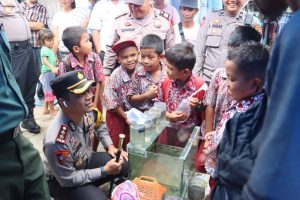 Kapolres Sahabat Anak, AKBP Yasir Borong Ikan Peliharaan untuk Pelajar SD