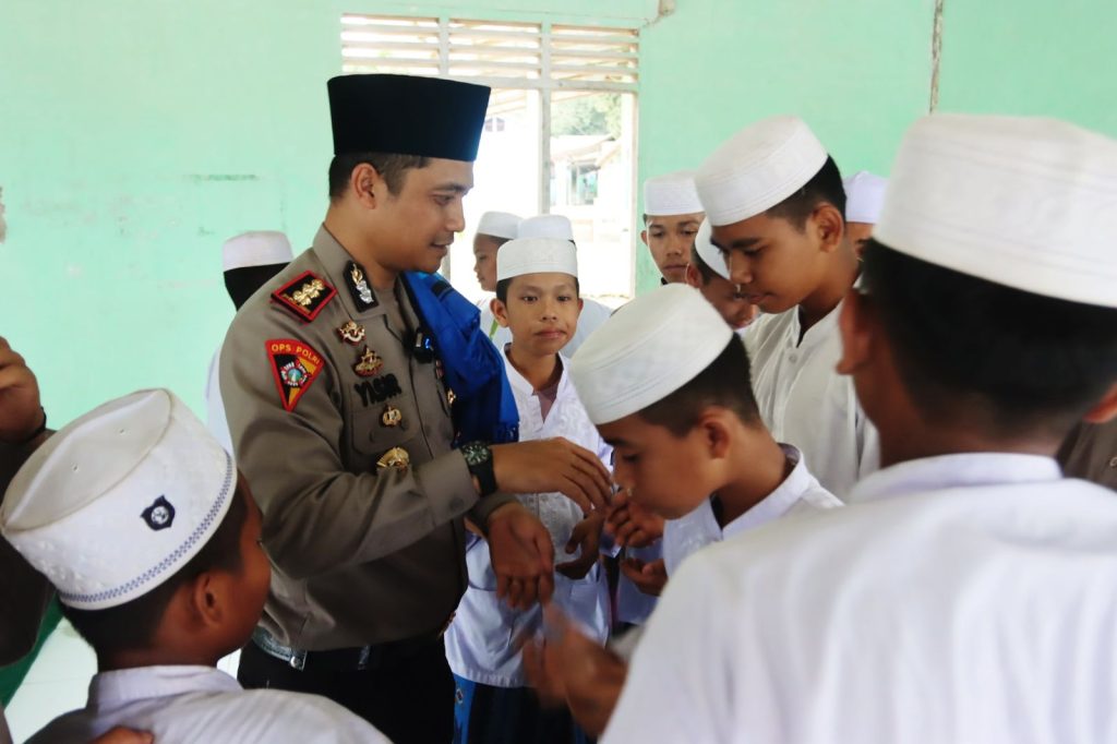 Kapolres Tapsel Alumni Pondok Beri 4 Trik Sukses ke Santri   