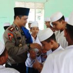 Para santri Pondok Pesantren Roudhotul Khairiyah menyalami Kapolres Tapsel, AKBP Yasir Ahmadi, usai berbagi pengalaman dan motivasi kehidupan