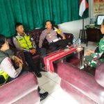 Kasat Lantas Polres Tapsel, AKP Danil Saragih, dan jajaran, saat melakukan kunjungan silaturahmi ke Danki C Senapan Yonif 123/RW