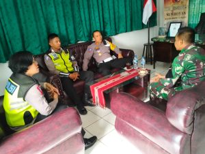 Potret Kompak TNI-Polri, Kasat Lantas Polres Tapsel Silaturahmi ke Danki C Senapan Yonif 123/RW