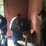 Personel Sat Resnarkoba Polres Padangsidimpuan menyisir salah satu Rumah di Jalan MT Haryono guna menemukan barang bukti narkotika dalam sebuah penggerebekan