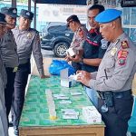 Kasi Propam Polres Tapsel, AKP R Triharjanto, saat pemerikaaan tes urine personel Polsek Batang Angkola