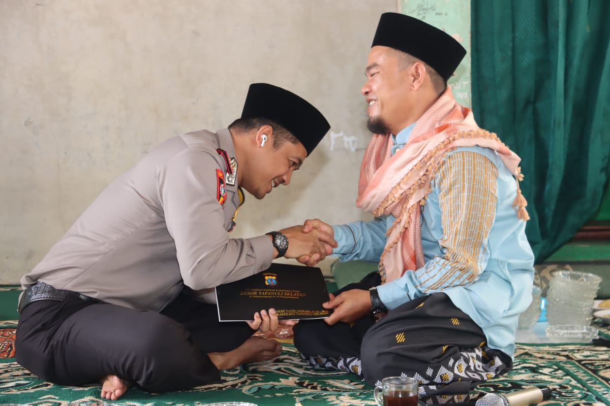 Kapolres Tapsel, AKBP Yasir Ahmadi, memohon restu ke Yayasan Pendidikan Mardhatillah Tano Ponggol, Pilhanuddin Hasibuan