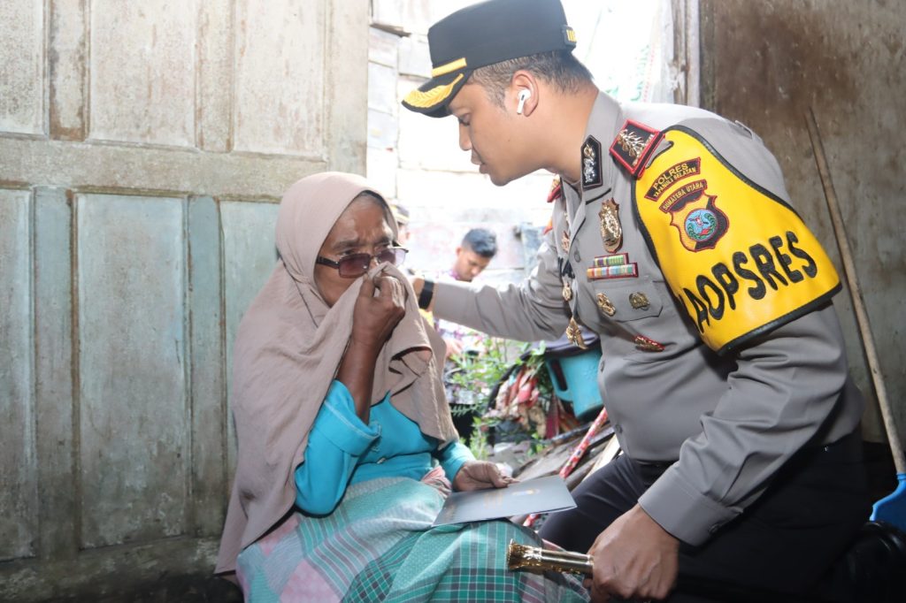 Kapolres Murah Hati, Keluarga Korban Kebakaran Menangis Terisak Terima Bantuan AKBP Yasir