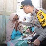 Kapolres Tapsel, AKBP Yasir Ahmadi, saat santuni Ibunda dari Rinto Harahap, korban kebakaran